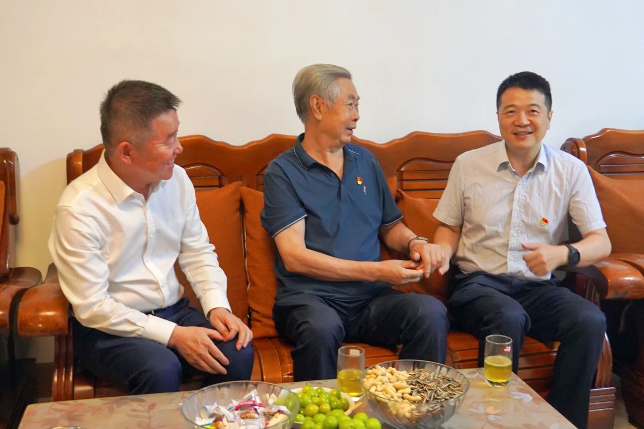 省yl6809永利集团党委书记、董事长游勇发展“七一”走访