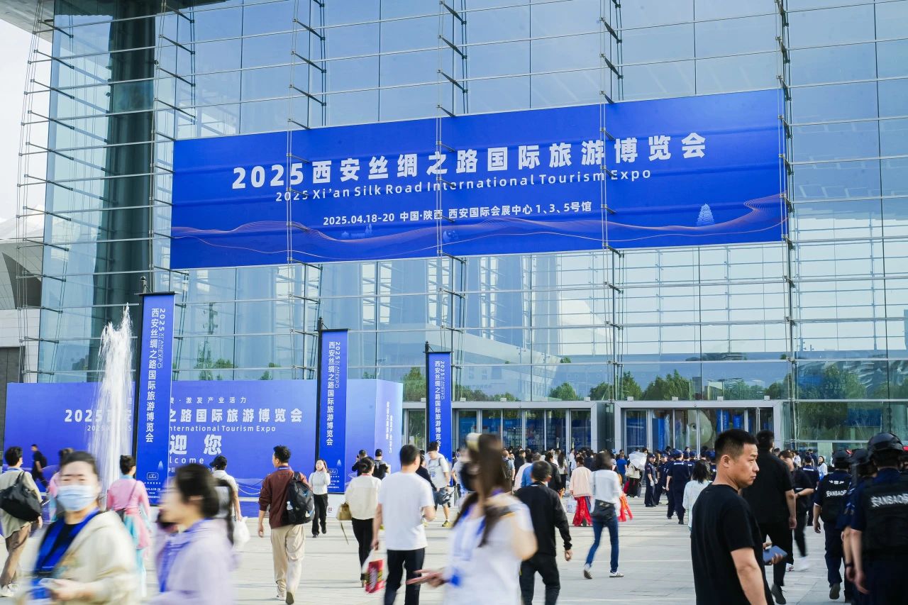 安逸号·熊猫专劣装开进”2025西安丝路旅博会！四川yl6809永利打造“移动的天府会客厅”